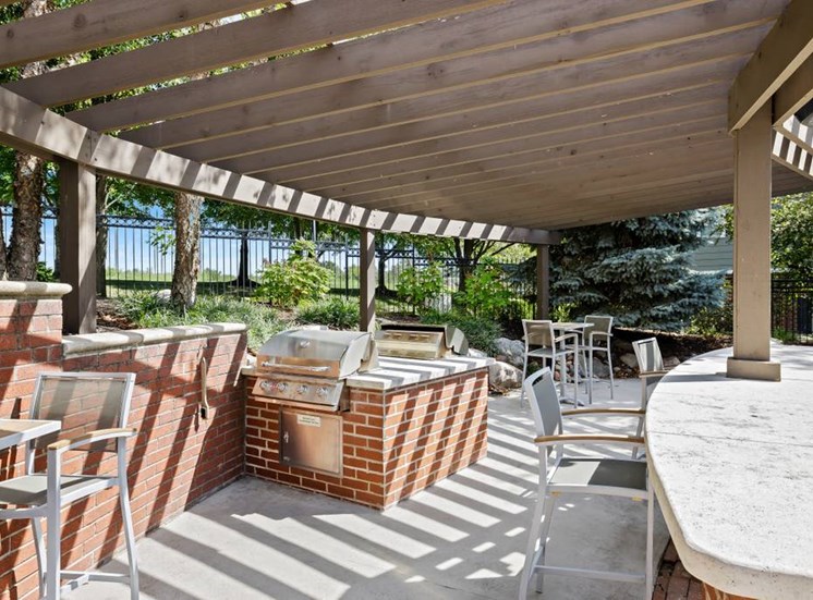 Outdoor Resident Kitchen area at Cambridge Square Apartments, Overland Park, KS 66211